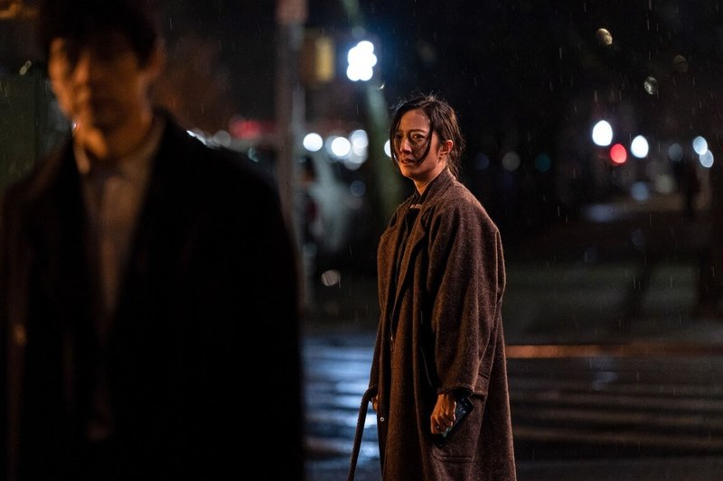 電影「最親愛的陌生人」全台熱映中，演員西島秀俊（左）與桂綸鎂（右）在高壓環境下重拍街頭爭執戲，桂綸鎂一句，「不管你去哪，都是地獄」，令人印象深刻。（甲上娛樂提供）中央社記者洪素津傳真　115年1月19日