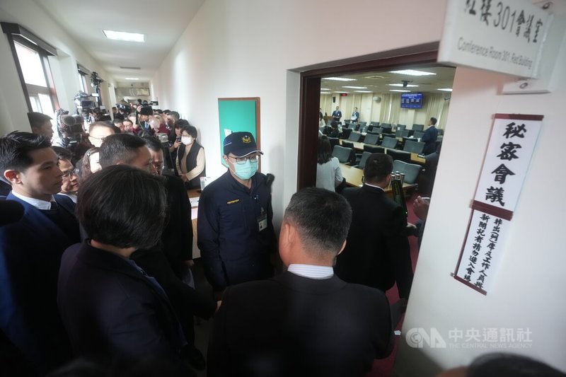 立法院外交國防委員會19日針對「強化防衛韌性及不對稱戰力計畫採購特別條例」規劃執行案項，舉行祕密會議。會議開始前，立院駐衛警在會議室門口把關。中央社記者徐肇昌攝　115年1月19日