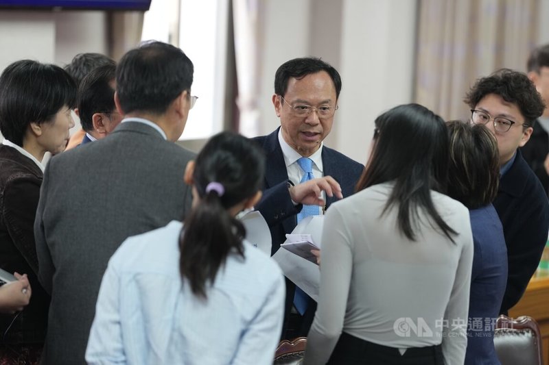 台中榮總違規讓廠商進手術室案越演越烈，傳出疑似廠商執刀畫面。衛福部長石崇良（中）19日在立法院接受媒體聯訪表示，他一再強調必須嚴查嚴辦，也請衛生局將本案移送檢調，關於內部調查部分，會盡快組成專案小組重新檢視。中央社記者徐肇昌攝　115年1月19日