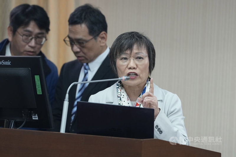 立法院內政委員會19日邀內政部長劉世芳（前）專題報告「賴清德總統興建13萬戶社會住宅政策無法落實之檢討」，並備質詢。召委、國民黨立委黃建賓在會議一開始時就表示，內政部沒有經過內政委員會同意，就擅自更改專題報告名稱，非常不尊重立法院。中央社記者徐肇昌攝　115年1月19日