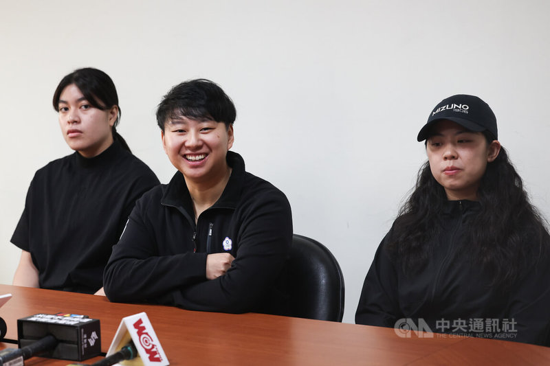 2026年米蘭科爾蒂納冬季奧運將於2月6日開幕，台灣選手林頌恩（左起）、林欣蓉、梁宥婕組成首支女子雪車隊。中央社記者吳家昇攝　115年1月19日