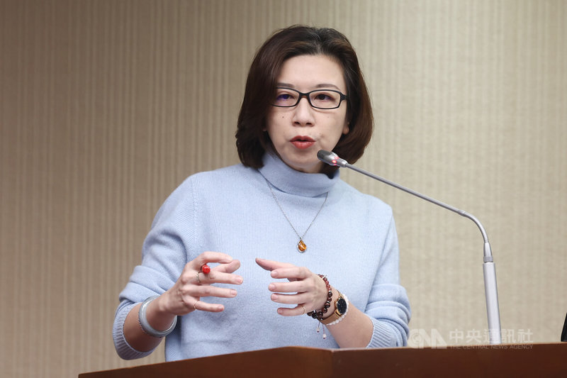立法院衛環委員會19日排審「藥事法」與「藥害救濟法」修正草案，衛福部次長林靜儀（圖）說明此次修法重點，包括新增藥商主動申報必要藥品供應與庫存情形、因應重大公衛事件彈性專案核准，並納入藥害救濟制度等，以提升藥品供應韌性，確保國家安全。中央社記者王騰毅攝  115年1月19日