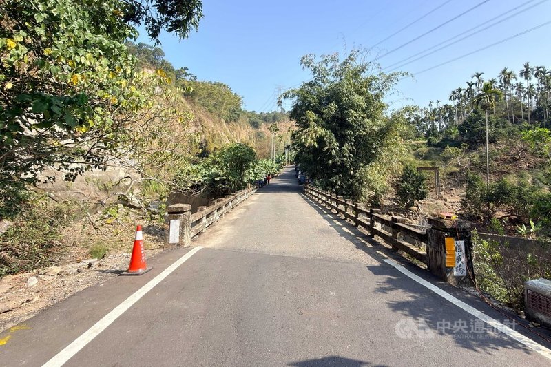 嘉義縣中埔鄉三層村嘉182線禮成橋是通往台南市白河區重要聯絡橋梁，因橋體老舊急須改善，縣府經費有限，嘉邑行善團出資協助改建，19日動工，施作期間為不影響進出，另由縣府負責鋼便橋施作。中央社記者蔡智明攝　115年1月19日