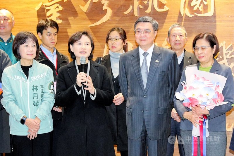 行政院副院長鄭麗君（前排左2）率談判團隊到美國達成台美關稅談判多項目標後19日返台，行政院長卓榮泰（前排右2）前往接機，鄭麗君表示，台灣人的努力、技術和產業已成為世界上關鍵力量。中央社記者吳睿騏桃園機場攝　115年1月19日