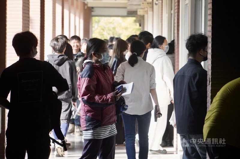 115學年學科能力測驗19日舉行第3天考試，考數學B、社會。圖為國立高雄師範大學附屬高級中學考場考生在預備鈴響前待站在走廊上，等待進試場。中央社記者董俊志攝　115年1月19日