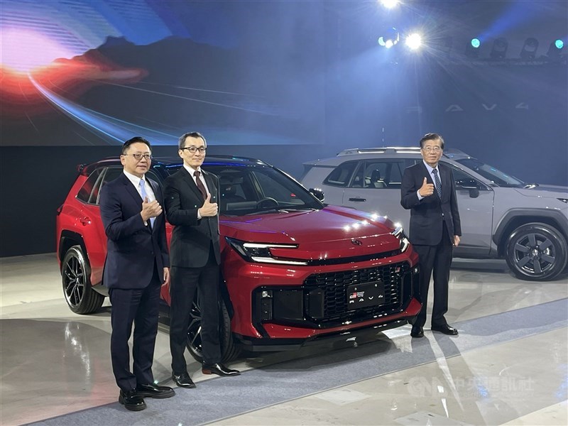 圖右為和泰車董事長黃南光，左為和泰車副董事長暨總經理蘇純興。（中央社檔案照片）