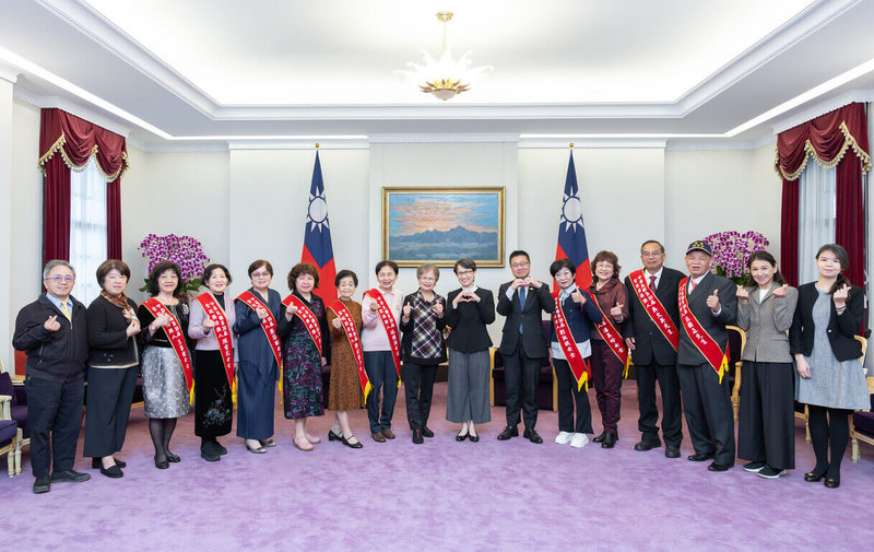 副總統蕭美琴（右8）19日上午接見第30屆志願服務楷模「金駝獎」得獎人。（總統府提供）中央社記者葉素萍傳真　115年1月19日