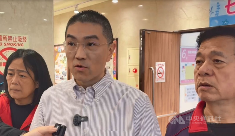 基隆市麥金路輸水管破損漏水，逾4萬戶用水受影響引民怨；基隆市長謝國樑（中）19日受訪指出，麥金路1年發生3次爆管，市府極不滿，盼台水扛起溝通責任。中央社記者王朝鈺攝　115年1月19日