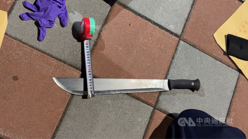 新北市蘆洲區廖姓男子日前涉嫌持刀砍死父母後騎機車逃逸，警方在其棄置機車後車廂內發現開山刀，疑為凶刀。（翻攝照片）中央社記者王鴻國傳真　115年1月19日