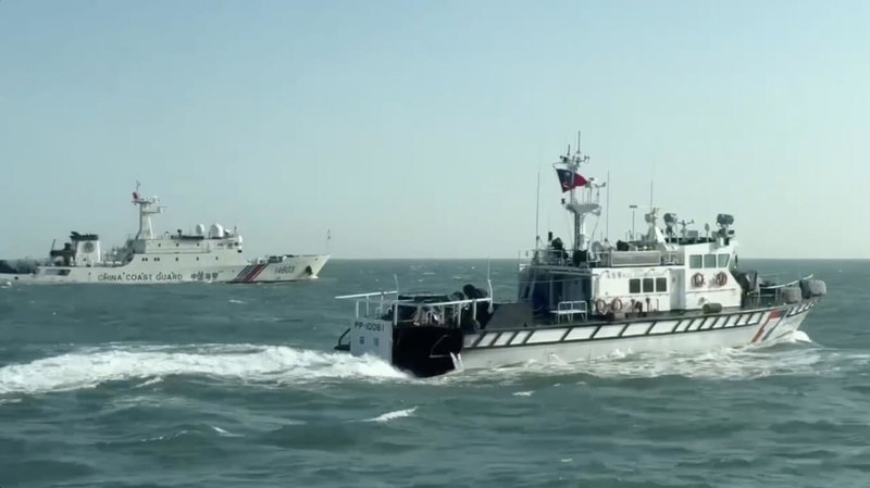 海洋委員會海巡署金馬澎分署第十二巡防區19日下午偵獲4艘中國海警船於金門周邊海域編隊集結，海巡艇趨前「一對一」併航監控，透過中、英文無線電廣播，要求海警船轉向駛離。（海巡署提供）中央社記者洪學廣傳真　115年1月19日