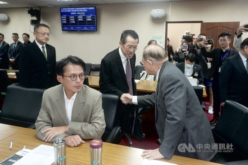 立法院外交國防委員會19日針對「強化防衛韌性及不對稱戰力計畫採購特別條例」規劃執行案項，召開秘密會議。國防部長顧立雄（中）向在場立委握手致意。前左為民眾黨立委黃國昌。中央社記者徐肇昌攝　115年1月19日