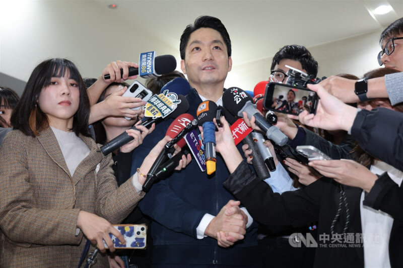 台北市長蔣萬安（前中）19日上午出席信義區「市長與里長有約」座談會，會前接受媒體聯訪回應近日營養午餐免費政策等相關議題。中央社記者翁睿坤攝　115年1月19日