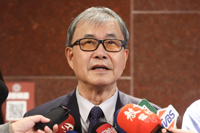 教育部長鄭英耀19日到立院備質詢，會前接受媒體訪問。中央社記者王騰毅攝 115年1月19日