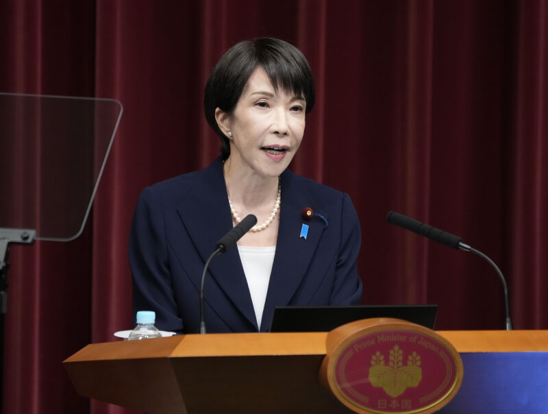 日本首相高市早苗19日召開記者會宣布將於23日通常國會開議解散眾議院。（共同社）