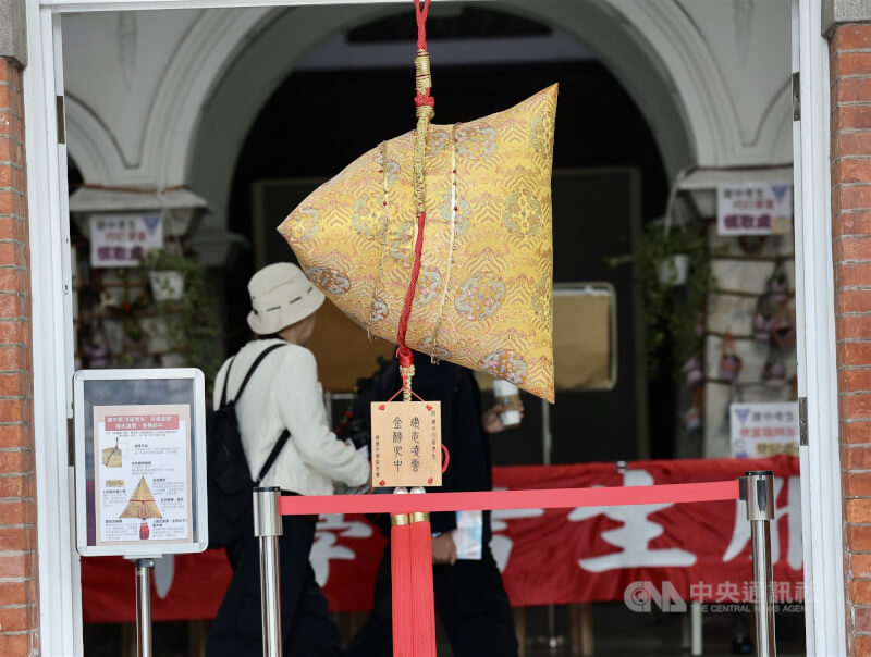 115學年學科能力測驗18日進行第2天測驗，建國中學校門擺設祈福金粽，祝福考生金榜必中。中央社記者張皓安攝 115年1月18日