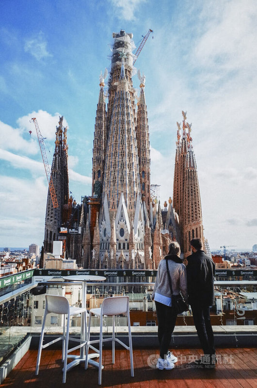 西班牙觀光業2025年持續2024年的動能，外國旅客突破9700萬人次，相較2024年的9400萬人次成長3.5%；觀光客消費金額高達1350億歐元（約新台幣4兆9577億元），相較2024年的1260億歐元成長6.8%，雙雙創下歷史新高。圖為巴塞隆納著名景點聖家堂，也是造訪西班牙的旅客必打卡地標之一。中央社記者胡家綺巴塞隆納攝　115年1月19日
