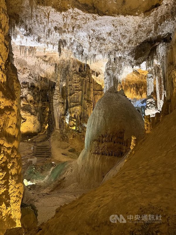 薩丁尼亞島海神洞穴內有各種鐘乳石、石筍、石柱，在光線下映出夢幻色彩，十分吸引人。中央社記者黃雅詩薩丁尼亞島攝　115年1月19日
