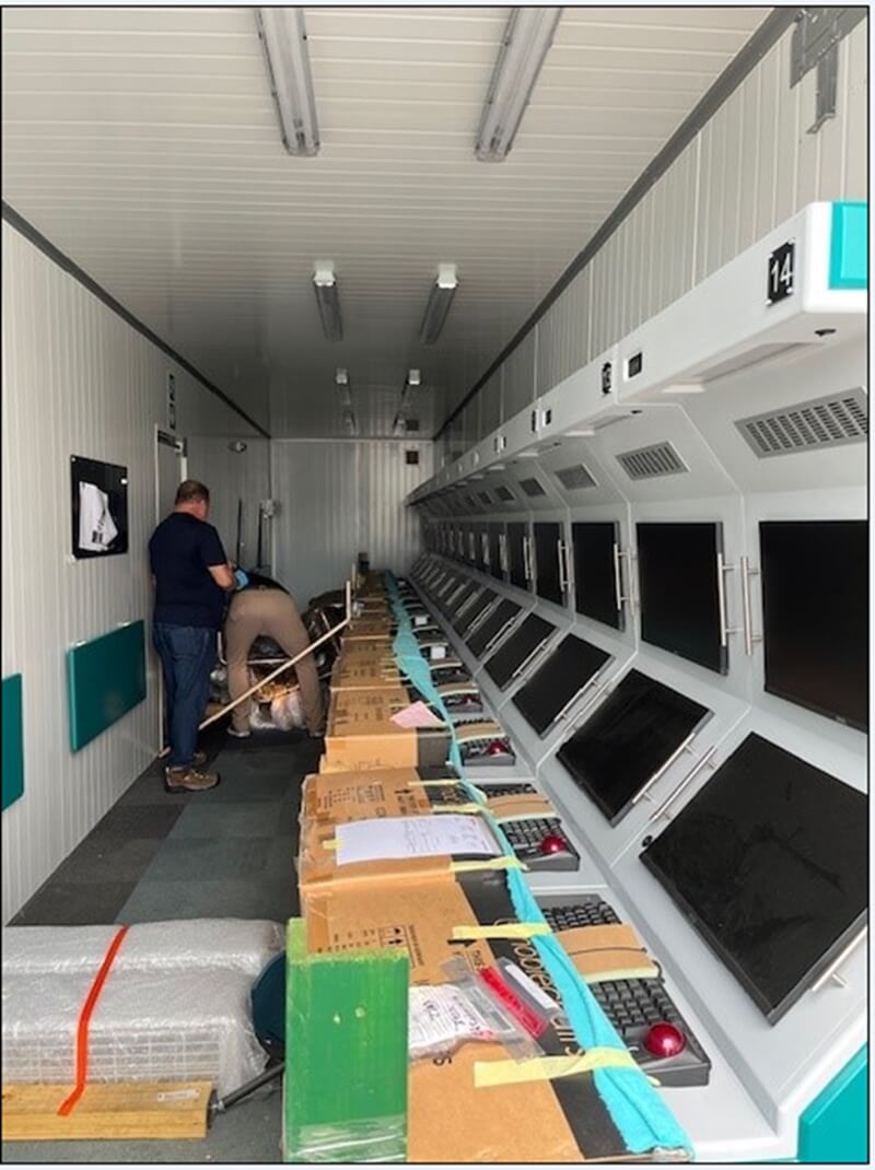 美國日前攔截並扣押由南非運往中國、供解放軍使用的訓練設備。圖為截獲的貨櫃內部。（圖取自美國司法部網頁justice.gov）