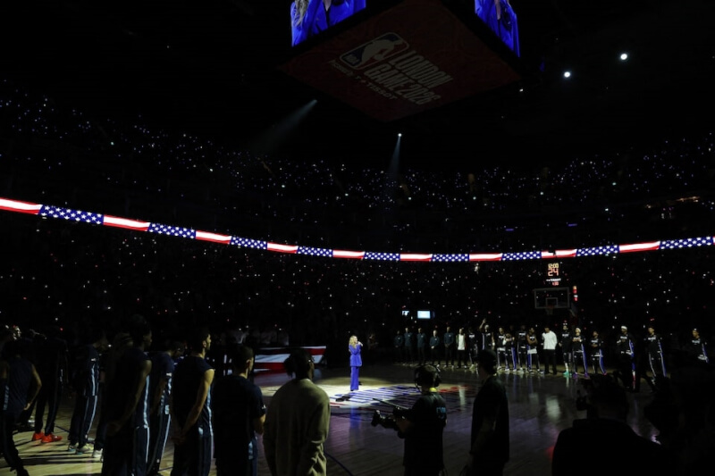 英國倫敦18日舉行NBA例行賽，賽前凡妮莎威廉斯獻唱美國國歌。（Action Images via 路透社）