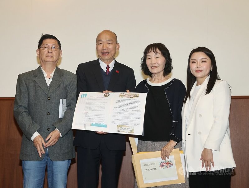 雲林陳姓民眾114年11月在阿布達比國際機場遭拘捕，日前獲釋，近日返抵台灣。陳姓民眾20日與妻子前往立法院拜會立法院長韓國瑜（左2）、國民黨立委張嘉郡（右1），感謝兩人的大力協助，並送上卡片。中央社記者郭日曉攝　115年1月20日