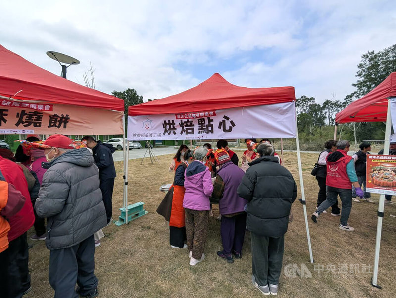 金門圓頭農牧食品公司20日主辦公益尾牙活動，設計市集攤位與古早味童玩、拉彩球等互動遊戲，邀請晨光基金會服務的150名長者及身心障礙者到場同樂。中央社記者吳玟嶸攝　115年1月20日