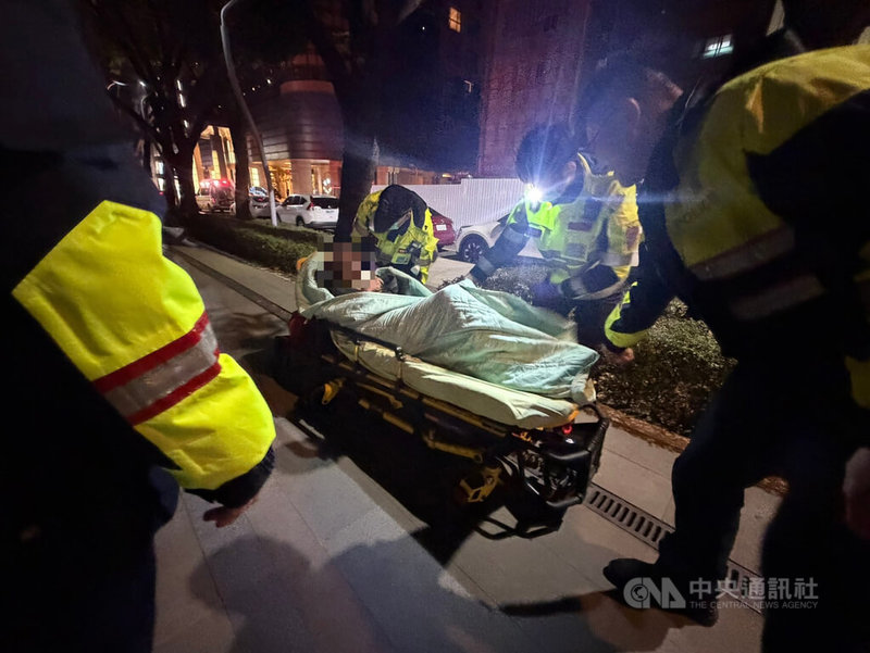 台中市西區路旁日前有一名男子倒臥，警方獲報趕抵，救護人員發現男子頸部配戴敬老愛心卡，確認身分為63歲蔡姓男子，研判蔡男可能因寒流低溫引發心臟不適，緊急送醫救治。（翻攝照片）中央社記者蘇木春傳真　115年1月20日
