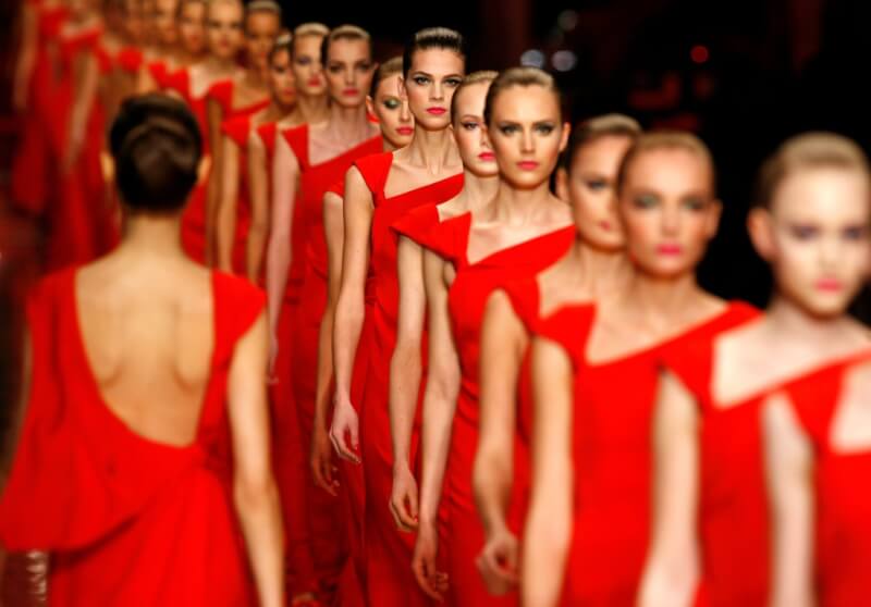 2008年1月范倫鐵諾在巴黎舉行最後一場時裝秀。（美聯社）