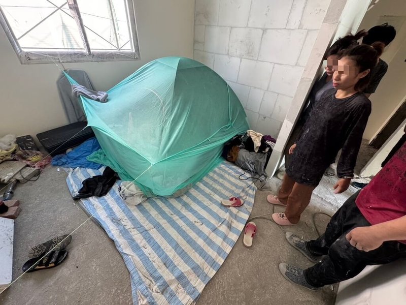 移民署新竹市專勤隊20日表示，5名泰國籍移工在台逾期停留，為躲避查緝，在新竹市一處工地搭帳篷居住，專案小組日前到場查緝逮人。（新竹市專勤隊提供）中央社記者魯鋼駿傳真　115年1月20日