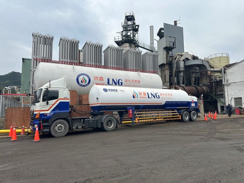 響應新北市政府2030「全市燃油鍋爐退場」的淨零目標，森崴能源旗下欣鑫天然氣20日宣布已與知名金屬鑄造廠商簽訂採購合約，協助將重油鍋爐改換為潔淨低碳的液化天然氣（LNG）。（欣鑫天然氣公司提供）中央社記者潘智義傳真　115年1月20日