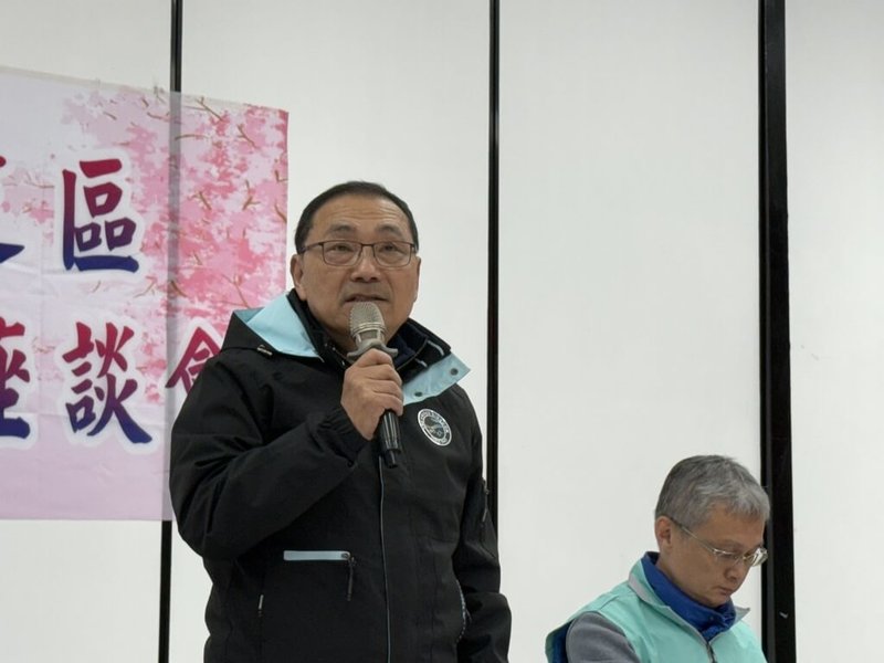 新北市長侯友宜（左）20日與石門、三芝區里長進行行動治理座談，會中表示，財劃法修法後，新北統籌分配款雖然還是全國平均人均預算最低，但相對已多一些，將全力支援偏鄉區公所，提供在地多一點建設。（新北市政府提供）中央社記者王鴻國傳真　115年1月20日