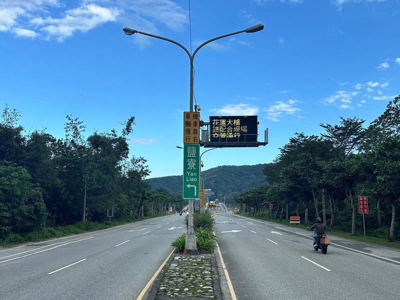 台11線花蓮大橋改建工程持續進行，公路局20日表示，配合伸縮縫鋼板施工作業，自22及23日上午8時至下午5時將採單線雙向通行機動管制。（公路局東區養護工程分局提供）中央社記者張祈傳真　115年1月20日