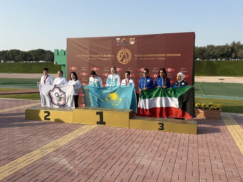 2026亞洲飛靶射擊錦標賽在卡達杜哈舉行，台灣女將劉宛渝（左起）、林怡君、葉美萱20日在不定向飛靶項目拿下女子團體銀牌。（教練張簡銘杉提供）中央社記者黎建忠傳真　115年1月20日
