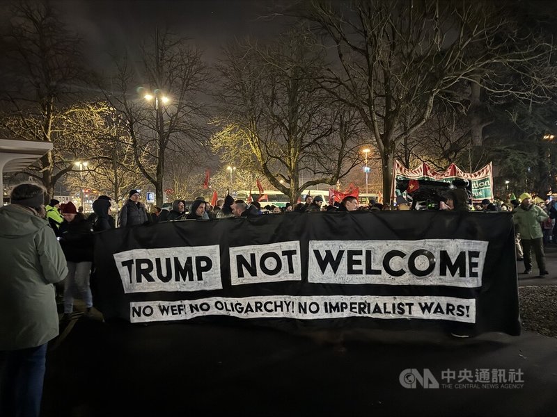 世界經濟論壇年會19日開幕，蘇黎世集結上千民眾反川普抗議。「不歡迎川普」是遊行隊伍前導標語。中央社記者郭芳君蘇黎世攝　115年1月20日