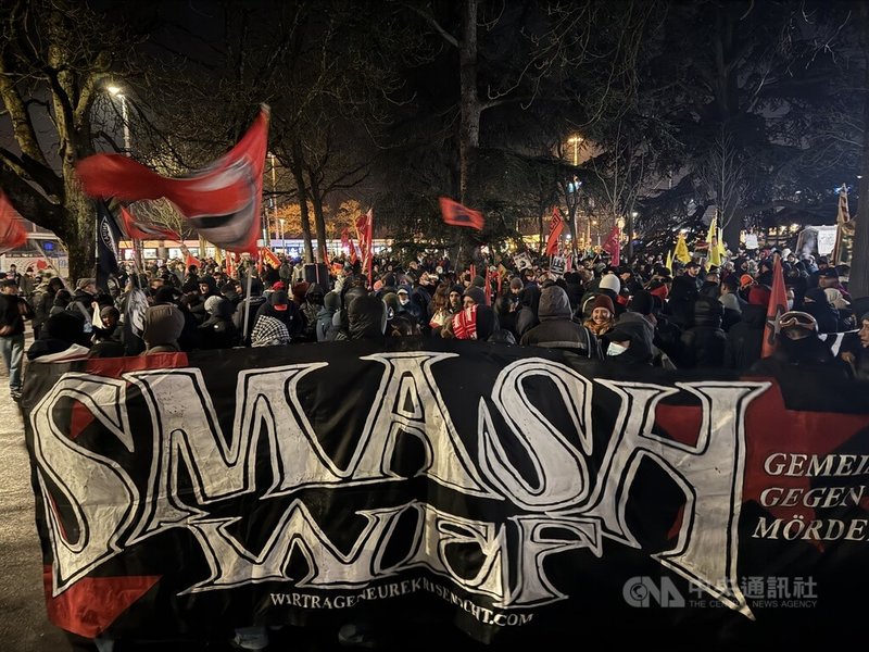 遊行隊伍中有不少學生是瑞士工黨與左翼政黨的支持者，他們高舉「壓碎經濟論壇」的標語，表達反對資本主義。中央社記者郭芳君蘇黎世攝　115年1月20日