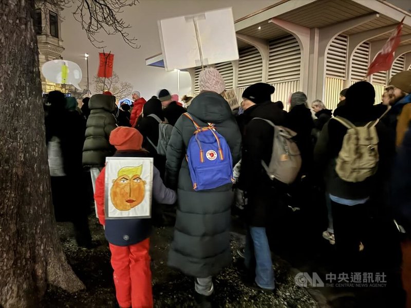 反川普的瑞士民眾在晚間不畏低溫上街頭，有家長推著嬰兒車或是牽著孩童參加。。中央社記者郭芳君蘇黎世攝　115年1月20日