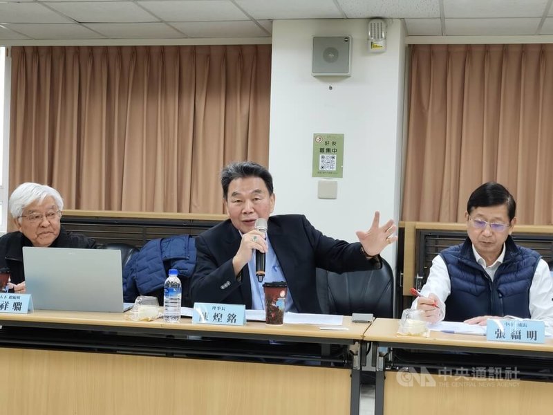 針對土方新制，台灣區綜合營造業同業公會理事長陳煌銘（圖中）20日表示，土方去化體系尚未成形的情況下，新制即上路，導致土方去化困難，籲新制應暫緩實施。中央社記者何秀玲攝　115年1月20日