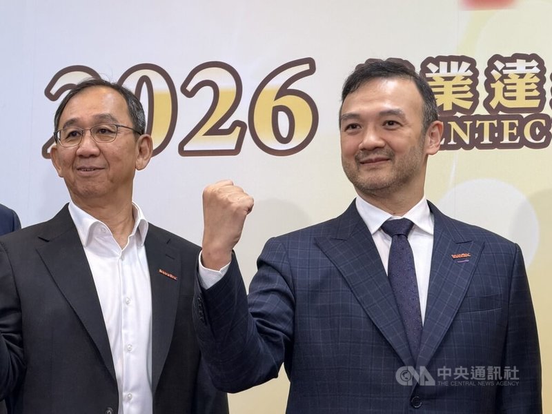 代工廠英業達集團20日在南港展覽館舉辦尾牙旺年會，總經理蔡枝安（左）、董事長葉力誠（右）看好今年人工智慧（AI）伺服器將持續成長兩位數。中央社記者吳家豪攝 115年1月20日