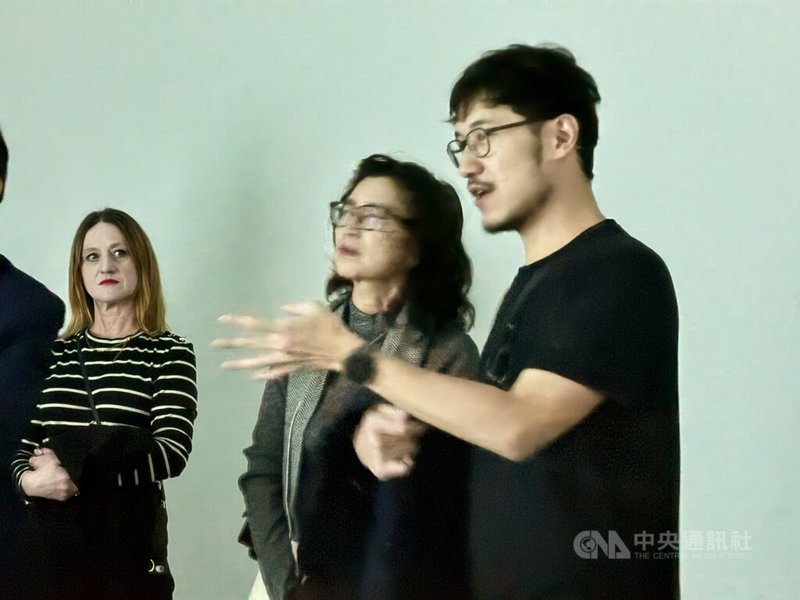 台灣藝術家陳以軒（右）15日在柏林貝塔寧藝術中心（Künstlerhaus Bethanien）展覽開幕現場，向觀眾說明錄像作品「這不是舞蹈影像」的創作構想與展場呈現方式。中央社記者林尚縈柏林攝　115年1月20日