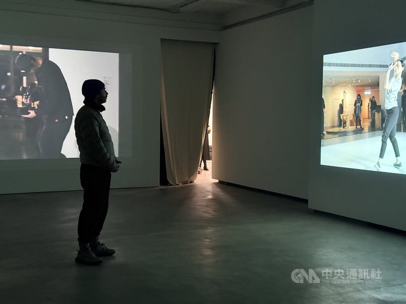 柏林貝塔寧藝術中心展場內，觀眾站立於錄像裝置中央，觀看台灣藝術家陳以軒錄像作品「這不是舞蹈影像」。中央社記者林尚縈柏林攝　115年1月20日