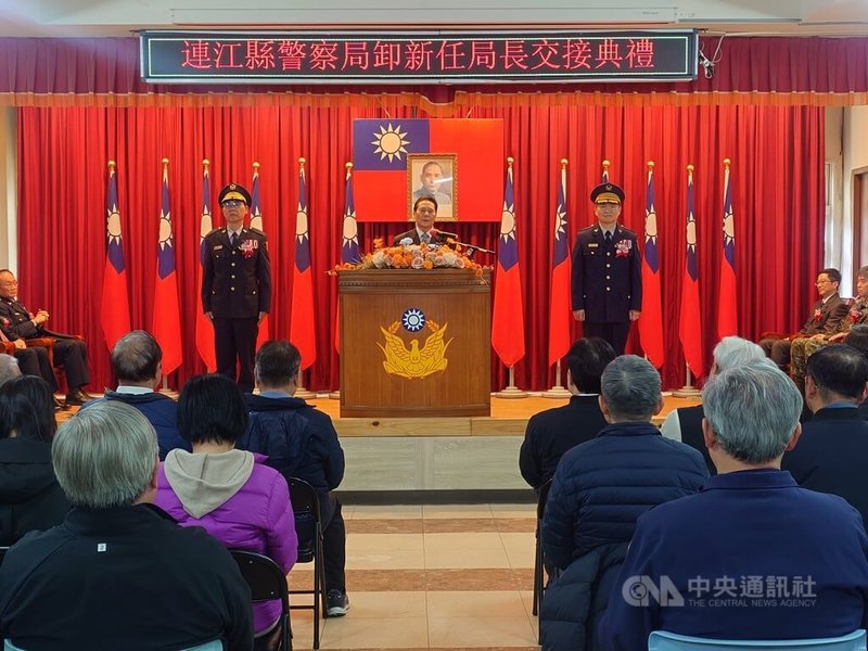 連江縣警察局20日上午舉行卸、新任局長交接布達典禮，由連江縣長王忠銘（後中）主持，新任連江縣警察局長孫成儒（後立者右）走馬上任。中央社記者潘欣彤攝　115年1月20日