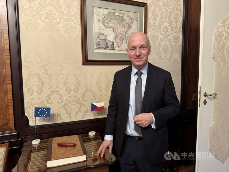 捷克新政府上台後，捷中關係動向備受關注。捷克參議院外交委員會主席費雪（Pavel Fischer）表示，捷克與中國的關係必須建立在尊重捷克的安全與國防利益上，並確保對隱私、法治與人權的保障，因爲這些原則經常遭到忽視。中央社記者劉郁葶布拉格攝 115年1月20日