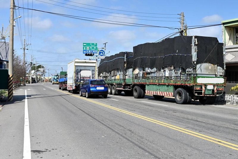 苗栗縣道140線苑裡路段是當地居民上下班及往返台中生活圈的主要通道，為改善道路壅塞問題，縣府爭取中央補助辦理拓寬，未來完工後，雙向將各有2至3個車道，兩側並配置人行道。（苗栗縣政府提供）中央社記者管瑞平傳真　115年1月20日