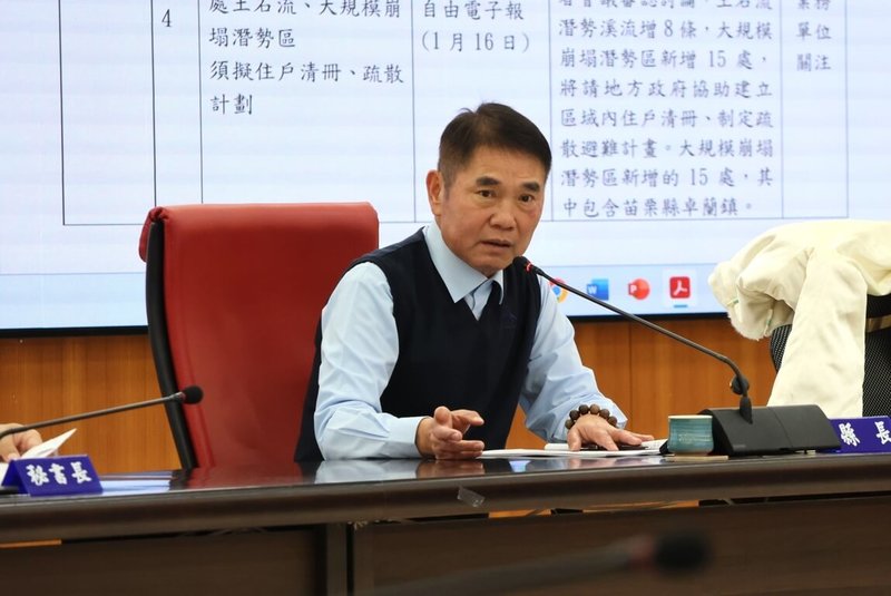 苗栗縣三灣鄉永和村多處產業道路日前遭丟包約40公噸垃圾，縣長鍾東錦20日在縣務會議中指出，此案為清潔環保公司承接電子公司垃圾清運工作因未能妥處而濫倒，應追溯企業及環保公司究責。（苗栗縣政府提供）中央社記者管瑞平傳真　115年1月20日