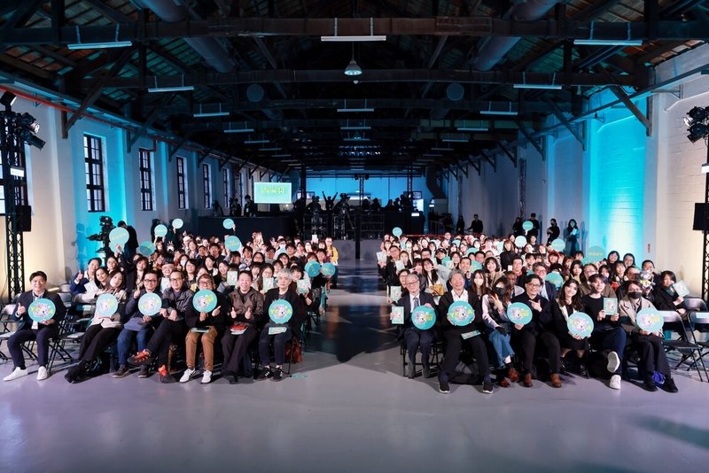 首屆青漫獎20日在台北松山文創園區頒獎，文化部長李遠（前右7）出席表示，2027年文化部將辦理國際漫畫大展，慶祝10年有成的「新台漫時代」來臨。（文化部提供）中央社記者邱祖胤傳真　115年1月20日