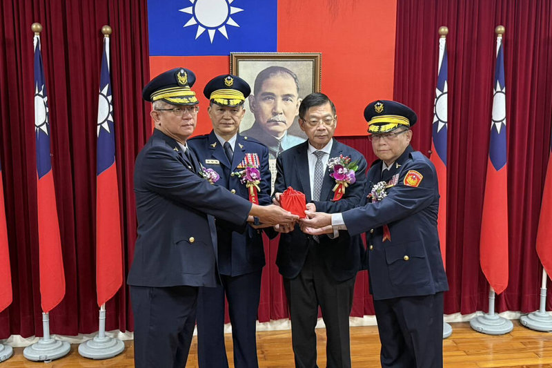 台南市政府警察局20日舉行新卸任分局長及大隊長交接典禮，圖為新任第二分局長施衣峯（右）交接。（台南市警察局提供）中央社記者楊思瑞台南傳真  115年1月20日