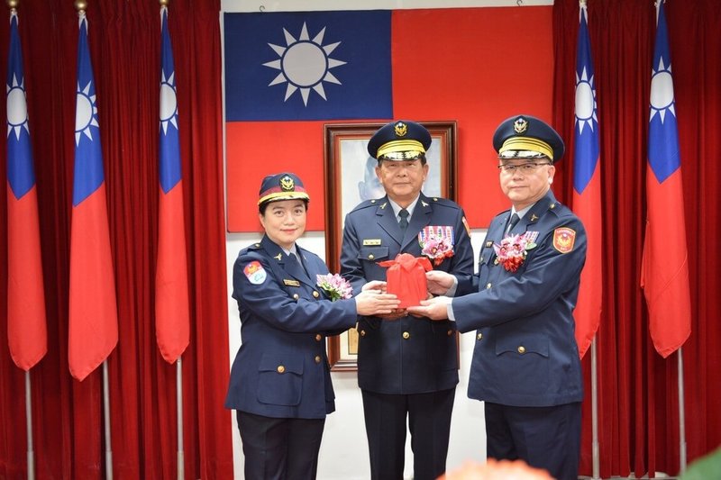 高雄港務警察總隊20日在禮堂舉行新卸任總隊長交接典禮，由警政署副署長李文章（中）主持，原任總隊長朱信憲調任警政署行政組長，由副總隊長楊肇萍（左）代理，將印信交給新任總隊長廖國政（右）。（高雄港務警察總隊提供）中央社記者張已亷傳真　115年1月20日