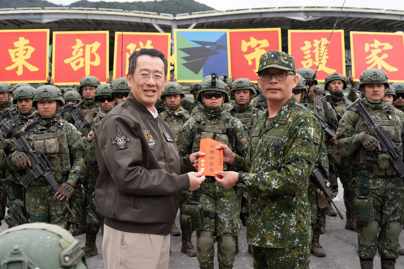 國防部長顧立雄（前左）20日赴台東太平營區，視導陸軍台東地區指揮部戰備部隊操演，並致贈團體加菜金。（國防部提供）中央社記者吳書緯傳真 115年1月20日