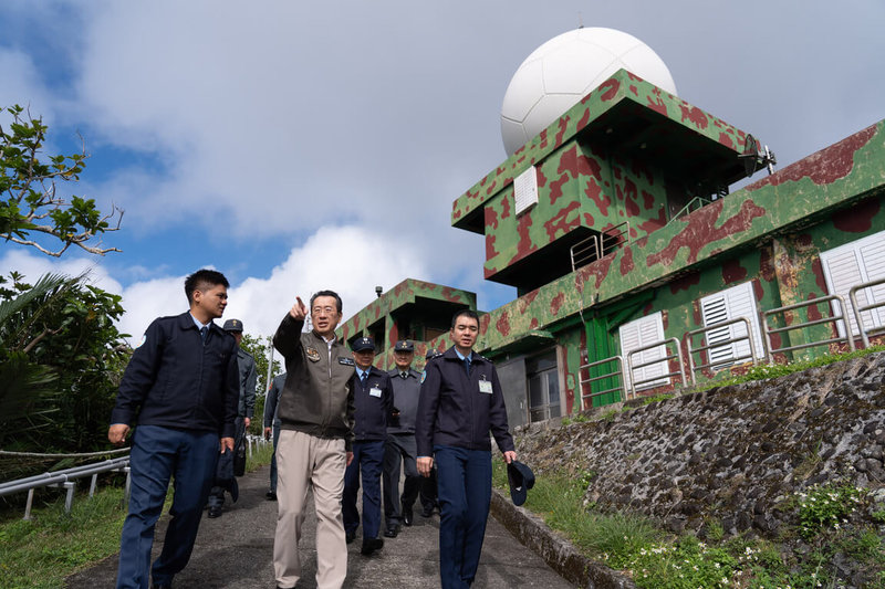 國防部長顧立雄（前中）20日赴綠島營區，了解空軍氣象聯隊綠島分隊戰備整備狀況。（國防部提供）中央社記者吳書緯傳真 115年1月20日