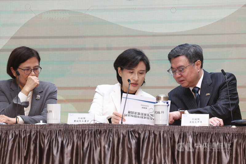 行政院20日舉行「台美關稅談判說明記者會」，院長卓榮泰（右）、副院長鄭麗君（中）、政委楊珍妮（左）等人出席，鄭麗君在會中與卓榮泰交換意見。中央社記者王騰毅攝 115年1月20日