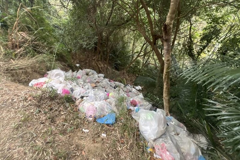苗栗縣三灣鄉永和村多處產業道路日前遭丟包約40公噸垃圾，環保局會同警方查出承攬電子廠垃圾清運的環保公司層層轉包，工人便宜行事進而隨意傾倒，全案依違反廢棄物清理法罪嫌送辦。（苗栗縣政府環保局提供）中央社記者管瑞平傳真　115年1月20日
